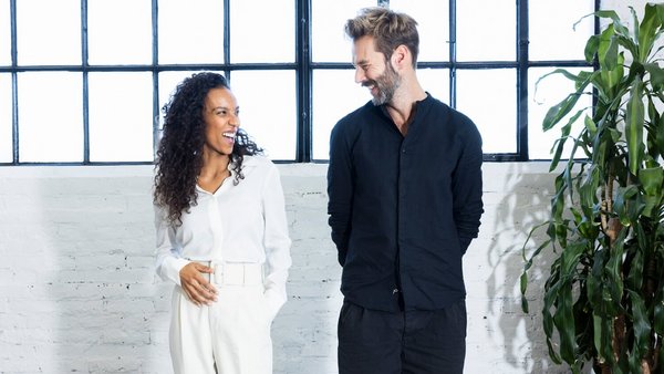 Un couple se regarde dans les yeux et rigole – planification budget mariage Un couple se regarde dans les yeux et rigole – planification budget mariage