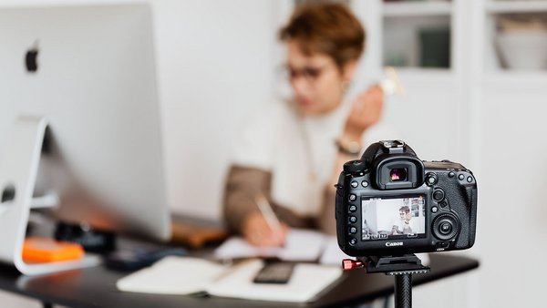 Un photographe travaille sur son PC- assurance retraite