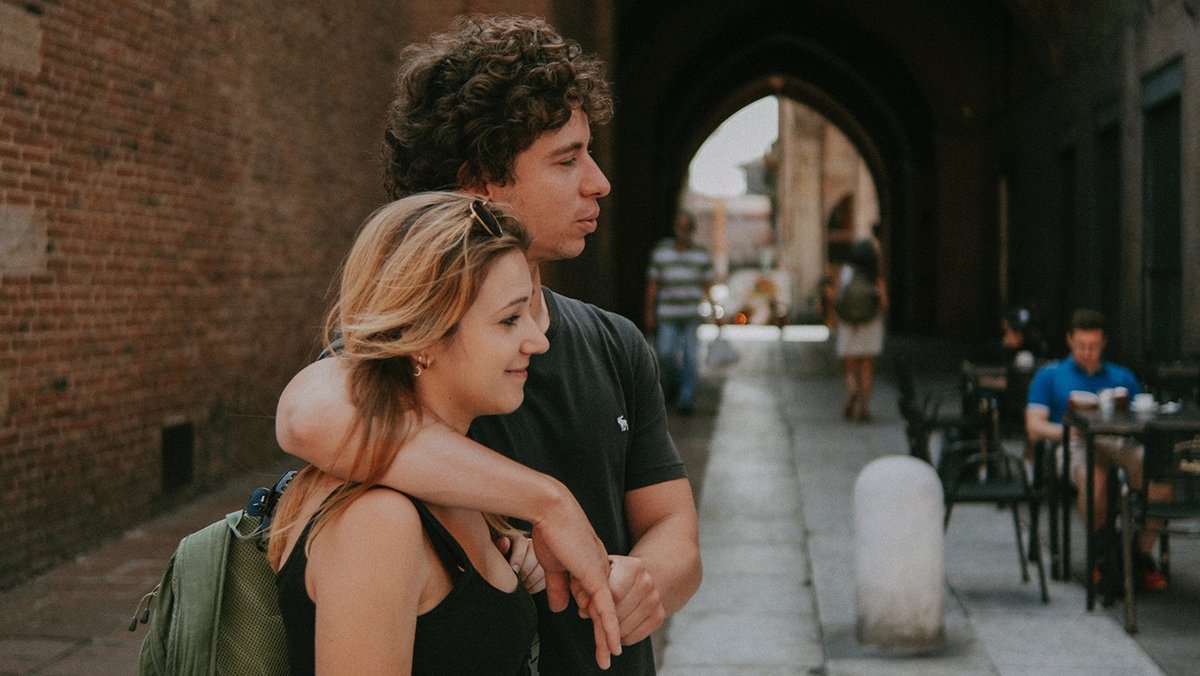Ces assurances sont optionnelles Un jeune couple regarde au loin