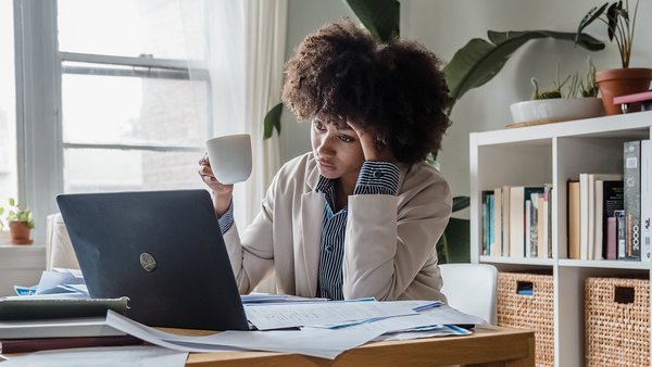 Une femme à son bureau est en état de stress – maladie mentale