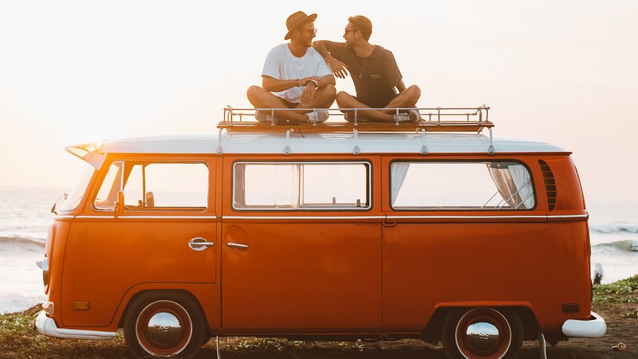 Deux jeunes hommes assis sur un van – La vie en van 