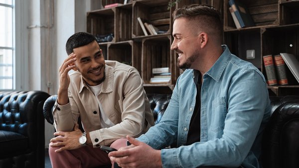 Deux étudiants discutent sur un canapé