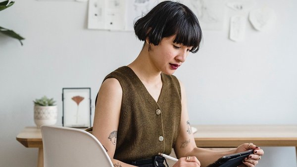 Stagiaire travaille assise Stagiaire travaille assise