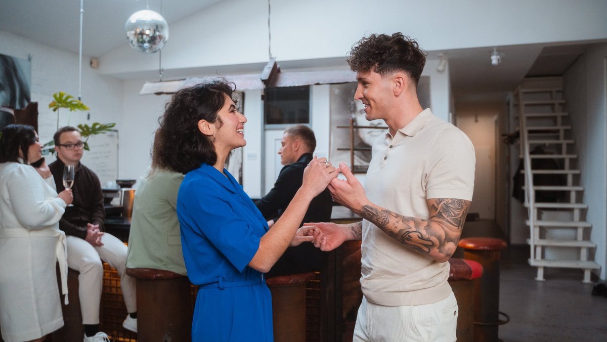 Une femme regarde un homme qui sourit – Vivre ensemble en tant que couple