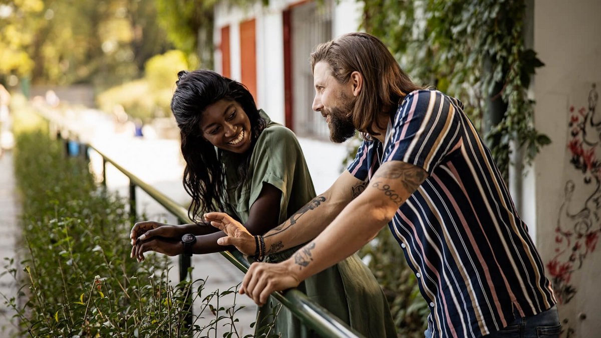 Une femme regarde un homme qui sourit – Vivre ensemble en tant que couple