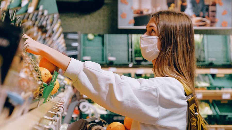 Une femme au supermarché - inflation