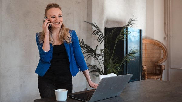 Une jeune femme passe un appel debout – être indépendant