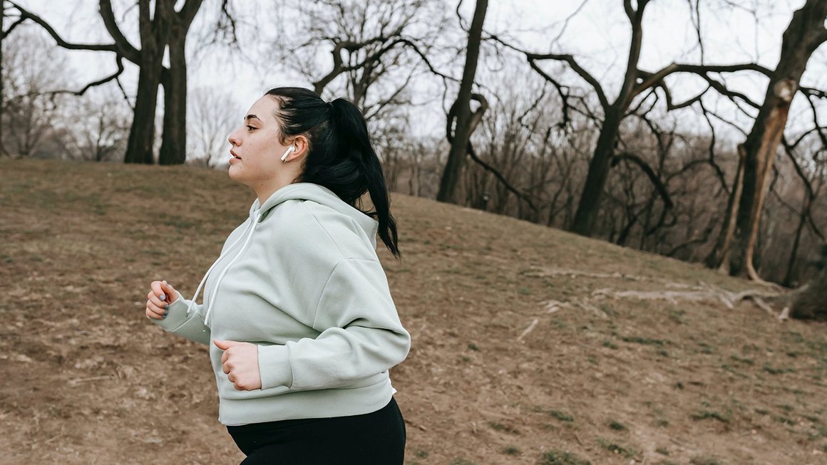 Une jeune femme fait un jogging dans un parc Une jeune femme fait un jogging dans un parc