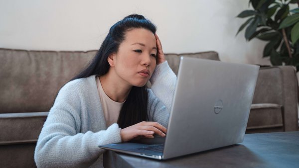 Une femme assise devant son ordinateur portable
