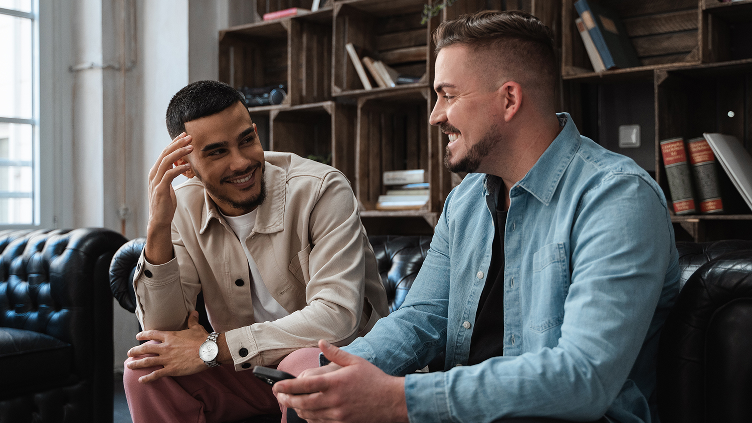 Deux étudiants discutent sur un canapé