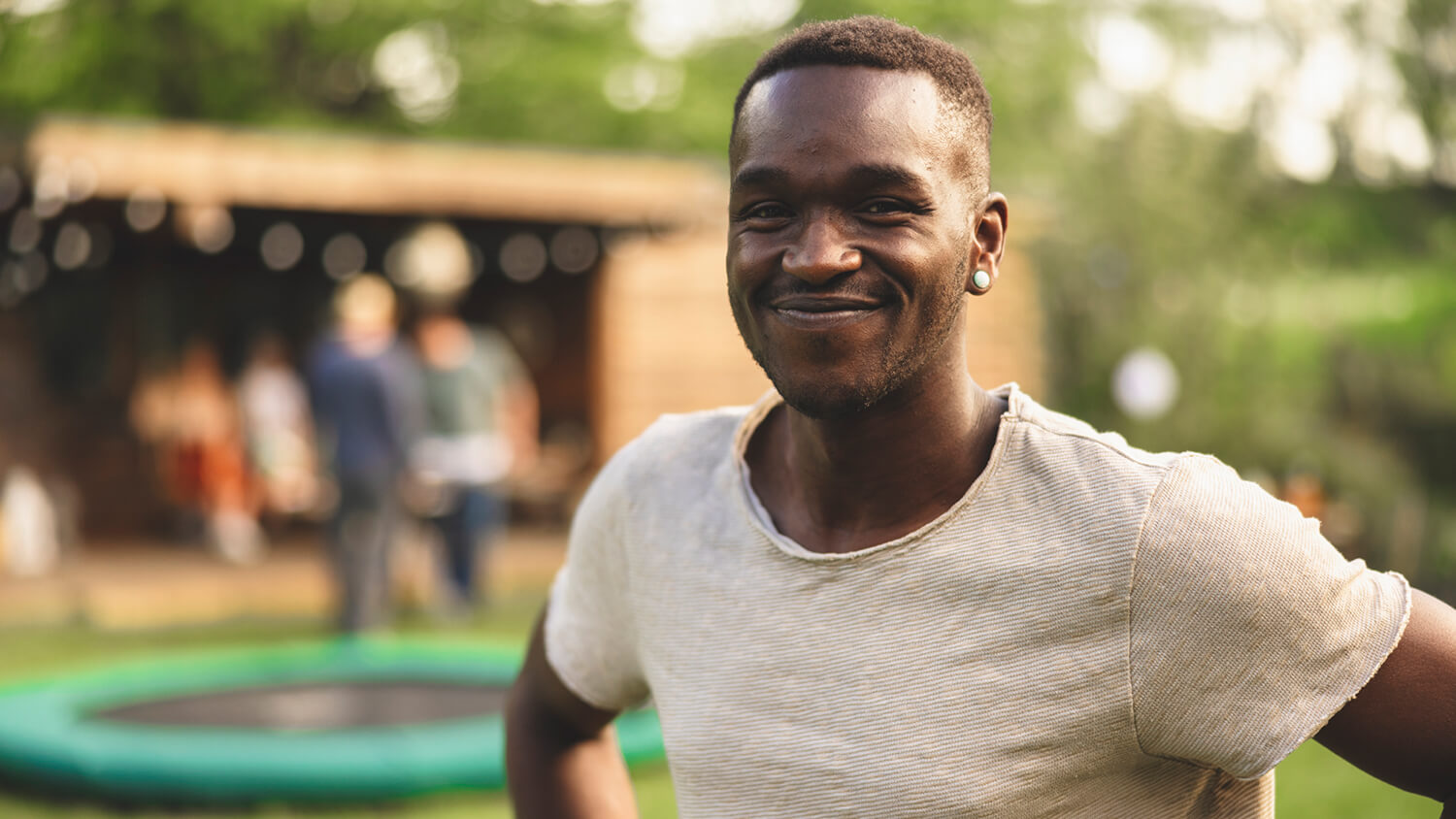 Un étudiant sourit – formation professionnelle Un étudiant sourit – formation professionnelle