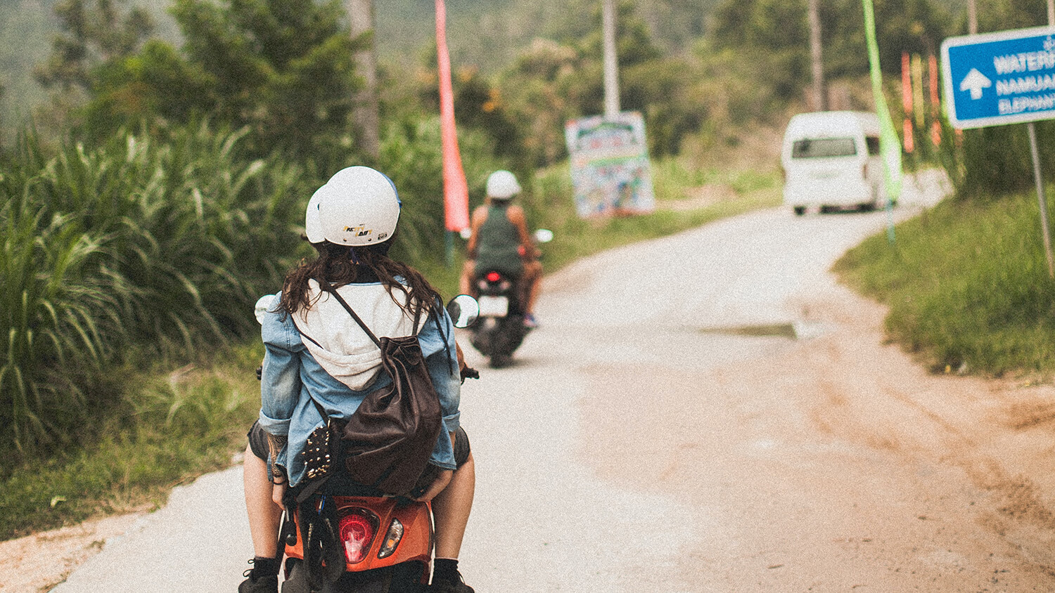 Jeune femme sur un scooter – backpacking à l’étranger Jeune femme sur un scooter – backpacking à l’étranger
