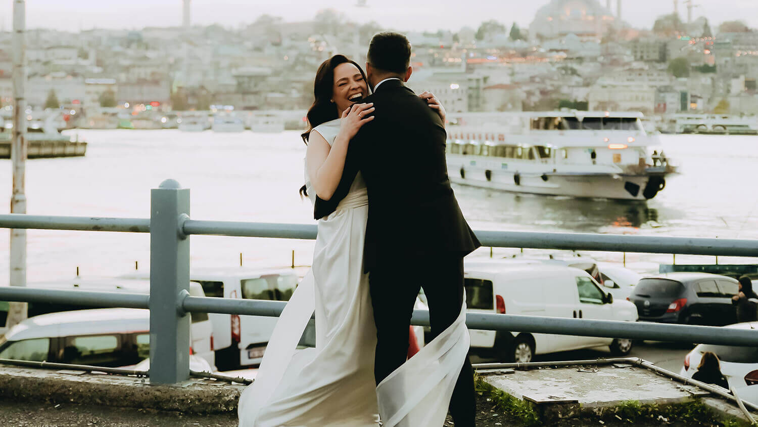 Une épouse et son mari s’enlacent et rigolent – Planification mariage