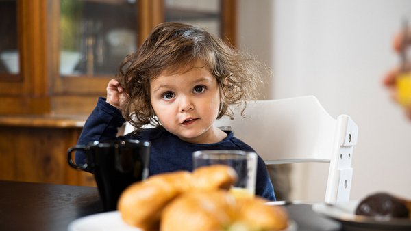 Jeune enfant à la table du petit-déjeuner