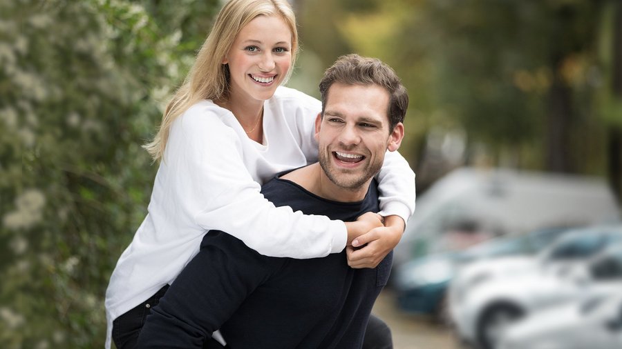 Jeune couple heureux