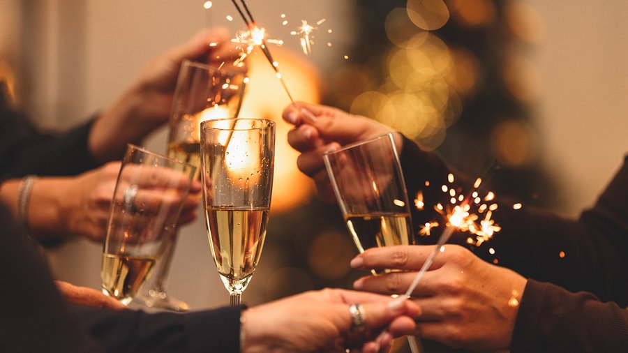 Toast avec du vin pétillant pour le Nouvel An