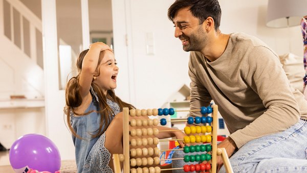 Père et fille calculent avec un boulier