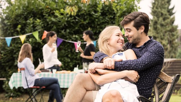 Couple amoureux à une fête dans un jardin