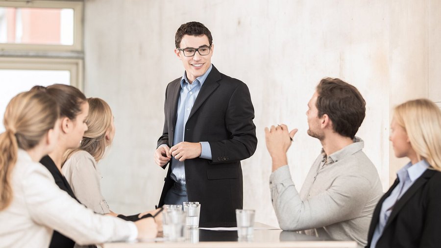 Un conseiller financier OVB organise une conférence