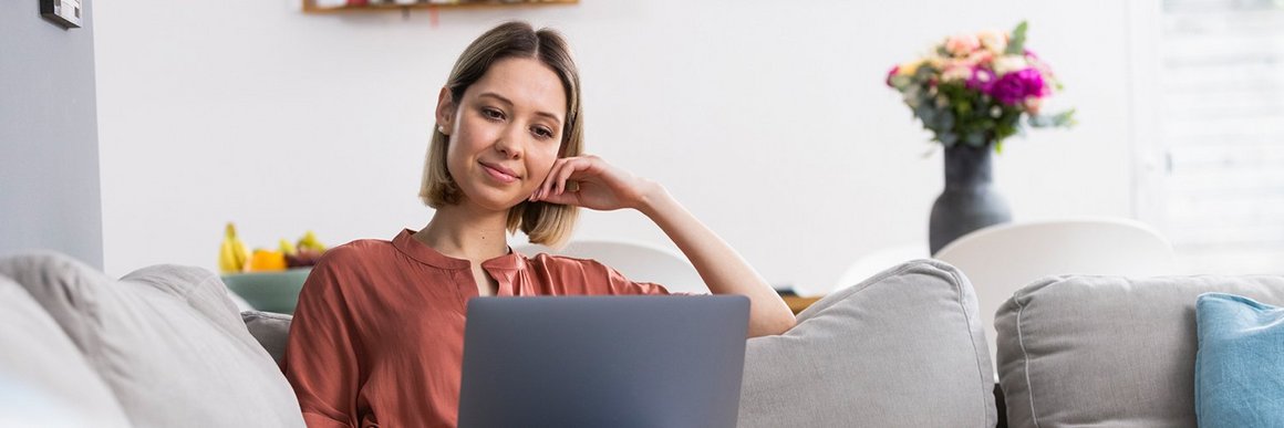 Frau sucht OVB Finanzberater bequem von der Couch