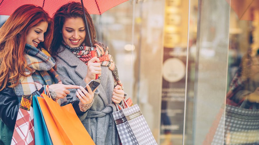 Deux jeunes femmes font des achats – Consommation responsable et durabilité