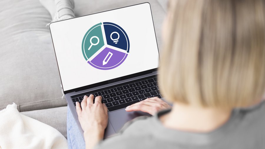 Une femme est assise devant son ordinateur portable. 