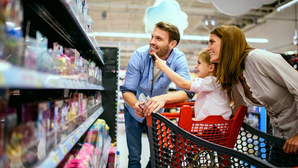Une famille fait ses courses au supermarché Une famille fait ses courses au supermarché