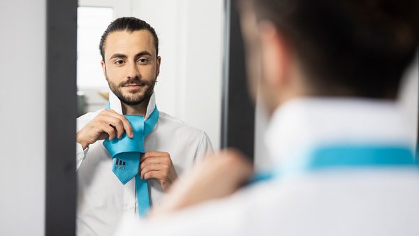 Candidat noue une cravate OVB Candidat noue une cravate OVB