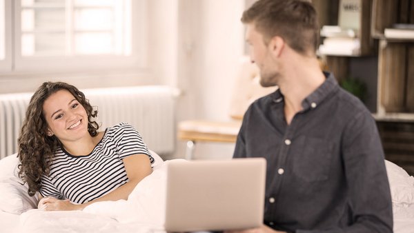 Jeune couple avec cahier de comptes Jeune couple avec cahier de comptes