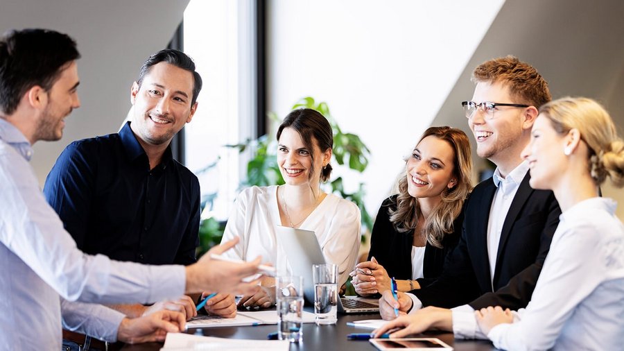 Un conseiller financier discute autour d'une table de conférence chez OVB