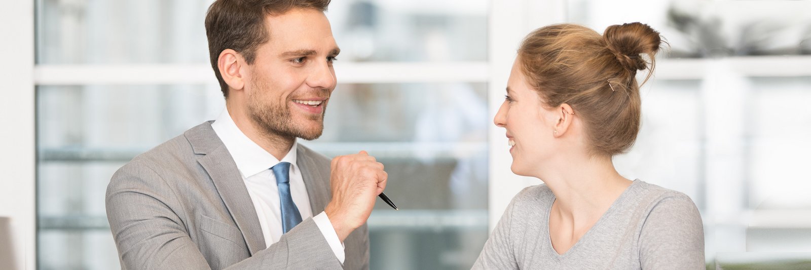 Conseil personnalisé Un conseiller financier est en discussion avec une cliente.