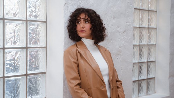 Une jeune femme essai des habits