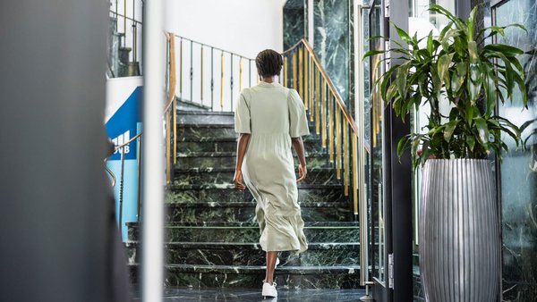 Une femme monte des escaliers – Commencer sa carrière Une femme monte des escaliers – Commencer sa carrière
