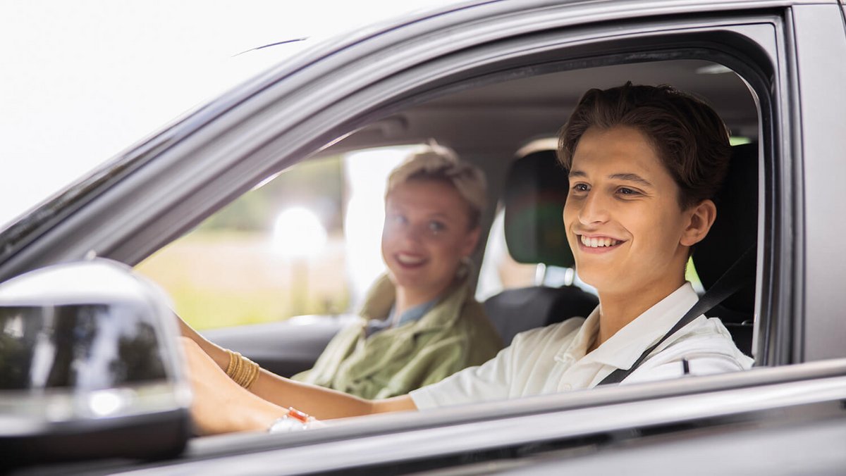 Jeune Couple Conduisant une Voiture