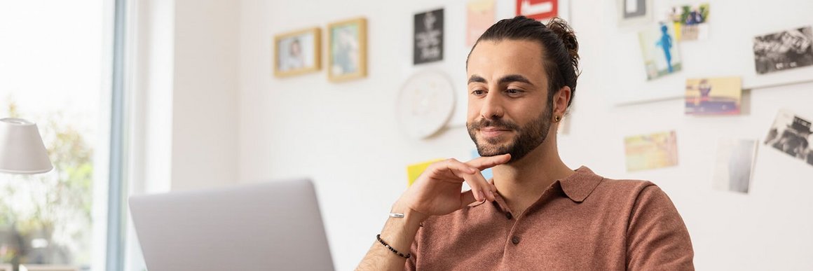 Un homme regarde son ordinateur portable pour chercher des informations