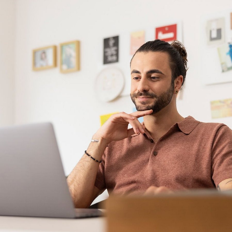 Un homme pense à envoyer sa candidature chez OVB