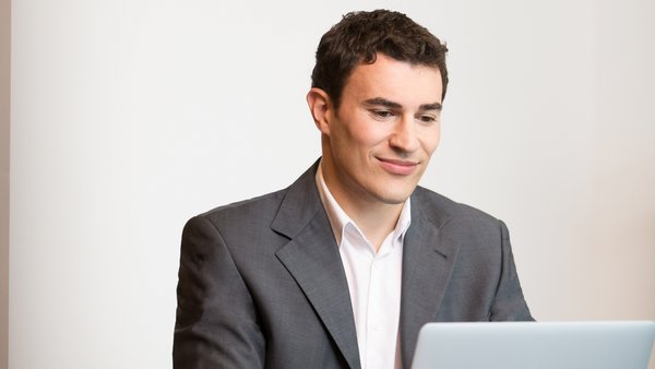 Un conseiller financier assis devant son ordinateur portable