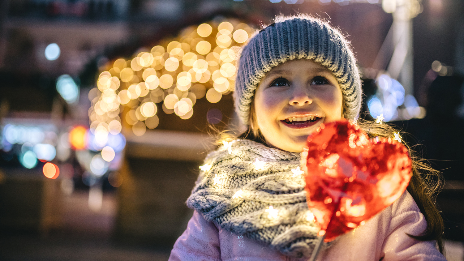 Fille avec un cœur et des lumières de Noël – Bien investir son argent Fille avec un cœur et des lumières de Noël – Bien investir son argent